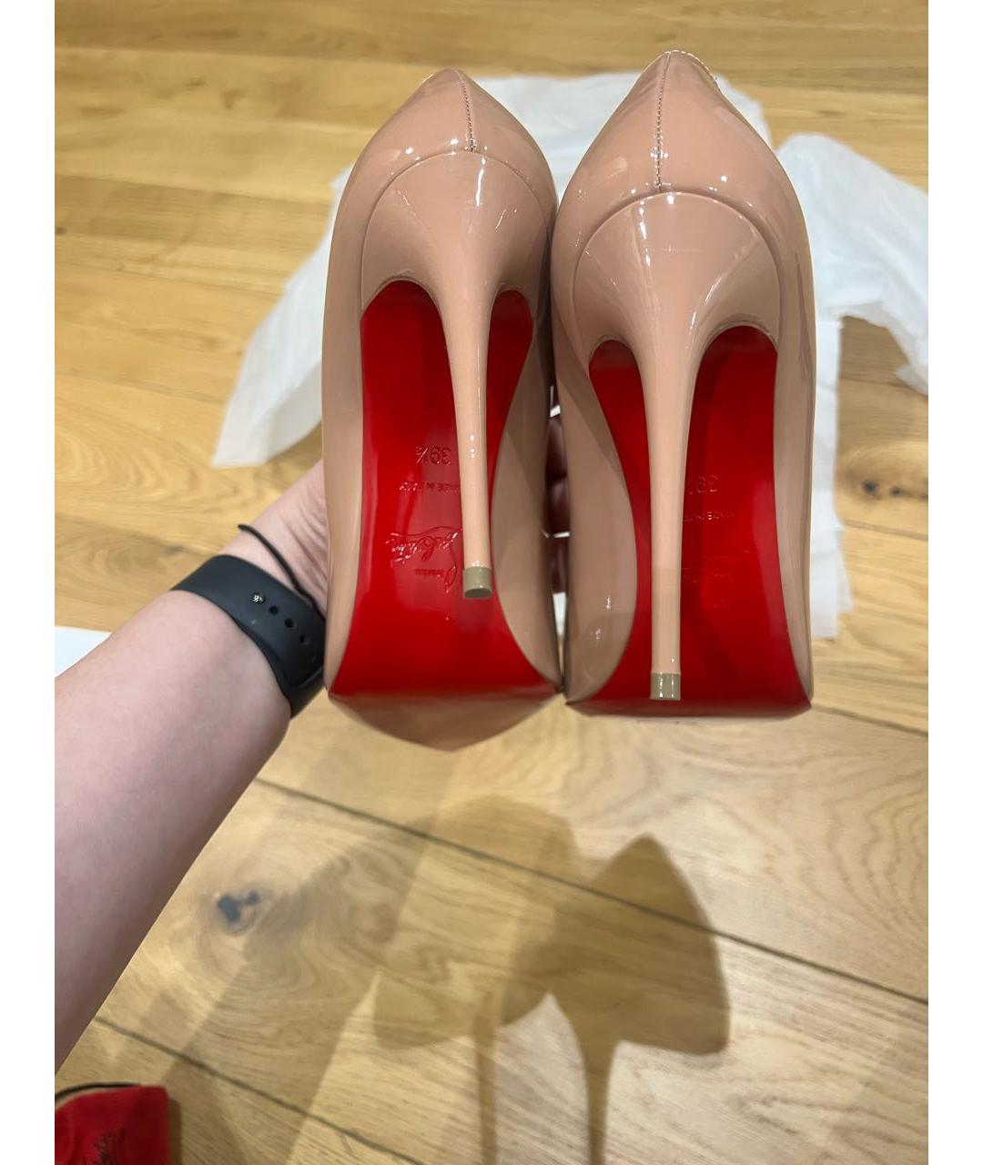 CHRISTIAN LOUBOUTIN Бежевые туфли из лакированной кожи, фото 4