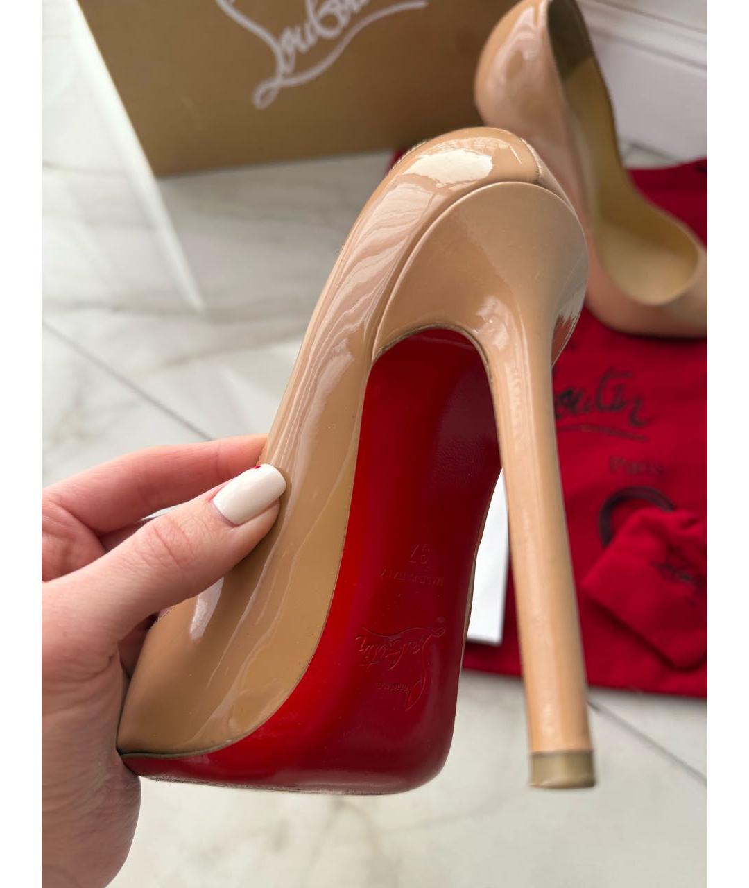CHRISTIAN LOUBOUTIN Бежевые туфли из лакированной кожи, фото 3