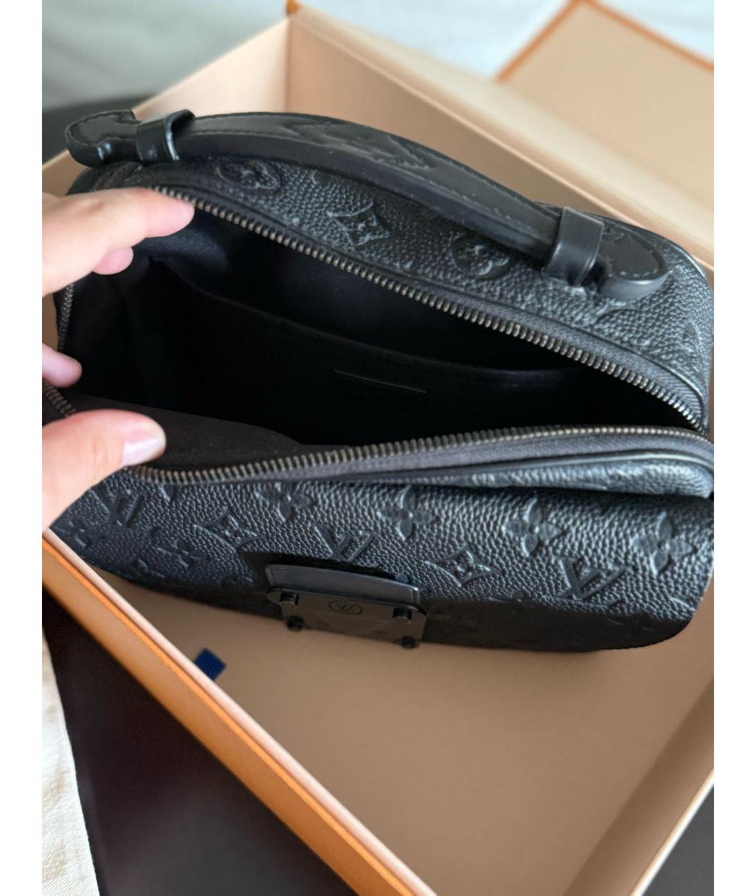LOUIS VUITTON Черная кожаная барсетка, фото 3