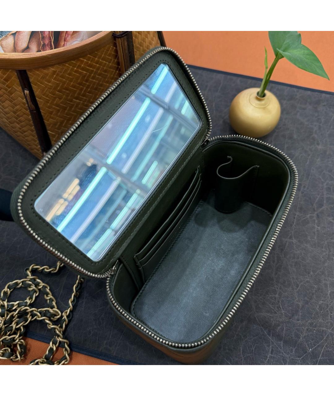 CHANEL Зеленая кожаная сумка с короткими ручками, фото 5