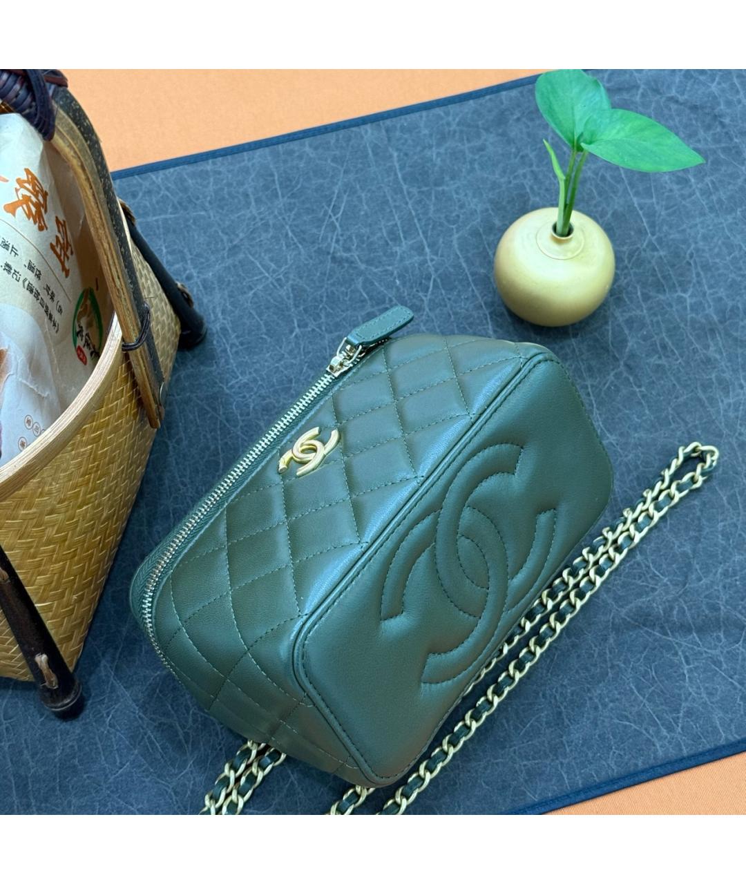 CHANEL Зеленая кожаная сумка с короткими ручками, фото 2