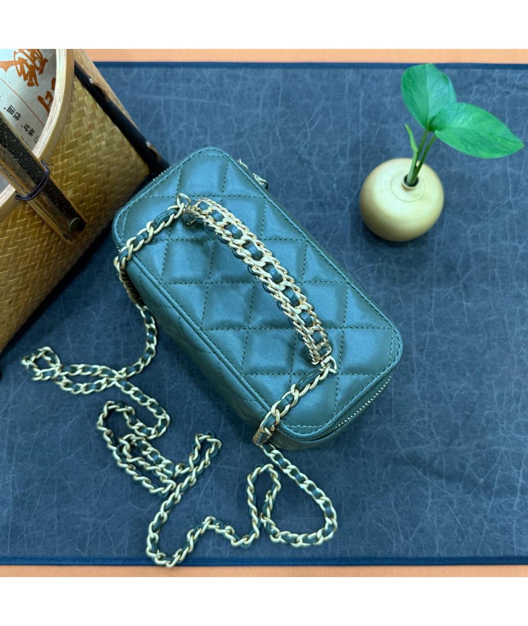 CHANEL Зеленая кожаная сумка с короткими ручками, фото 4