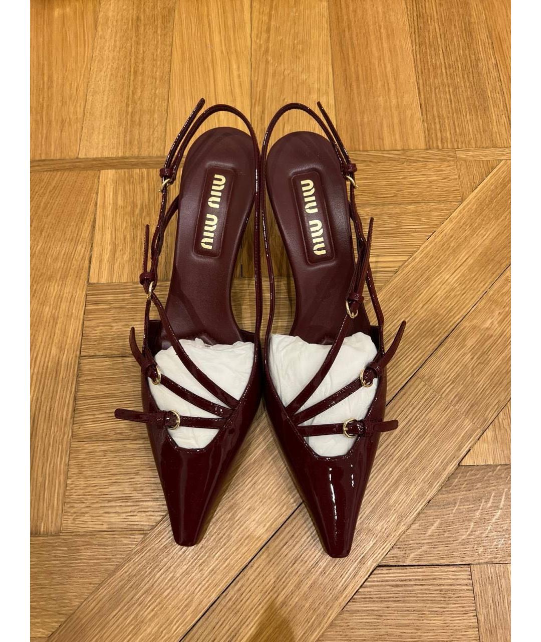 MIU MIU Бордовые лодочки на низком каблуке из лакированной кожи, фото 2