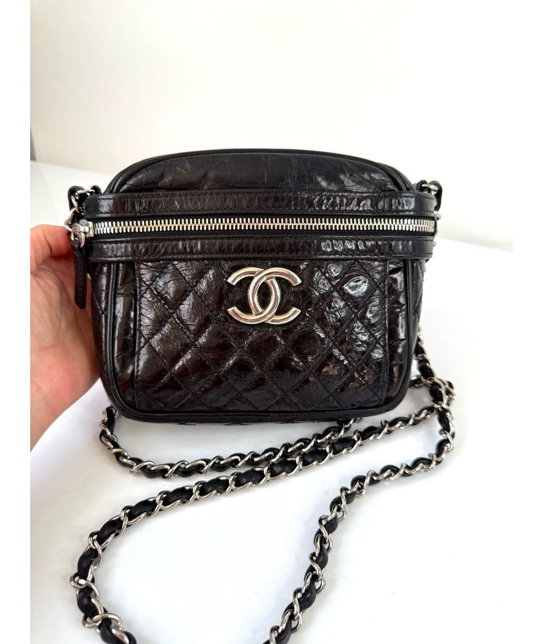 CHANEL Черная сумка через плечо из лакированной кожи, фото 8