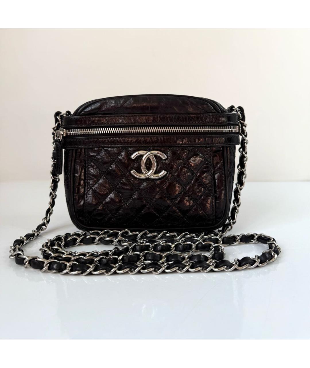 CHANEL Черная сумка через плечо из лакированной кожи, фото 9
