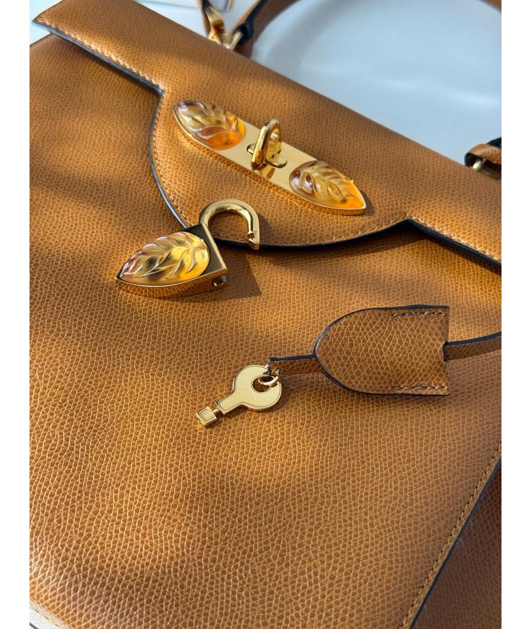LALIQUE Горчичная кожаная сумка с короткими ручками, фото 7