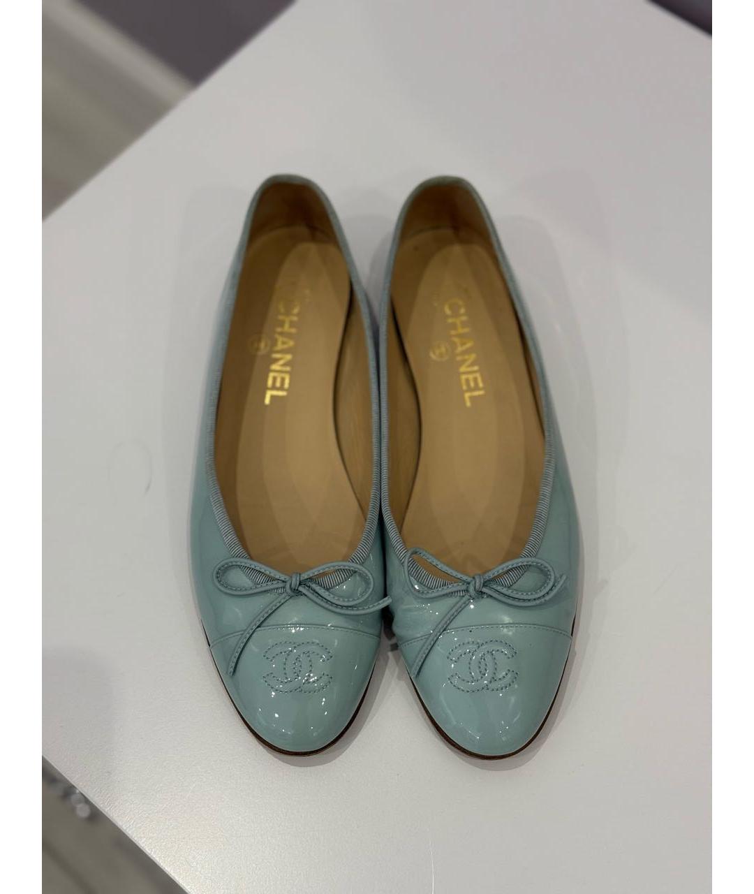 CHANEL Голубые балетки из лакированной кожи, фото 2