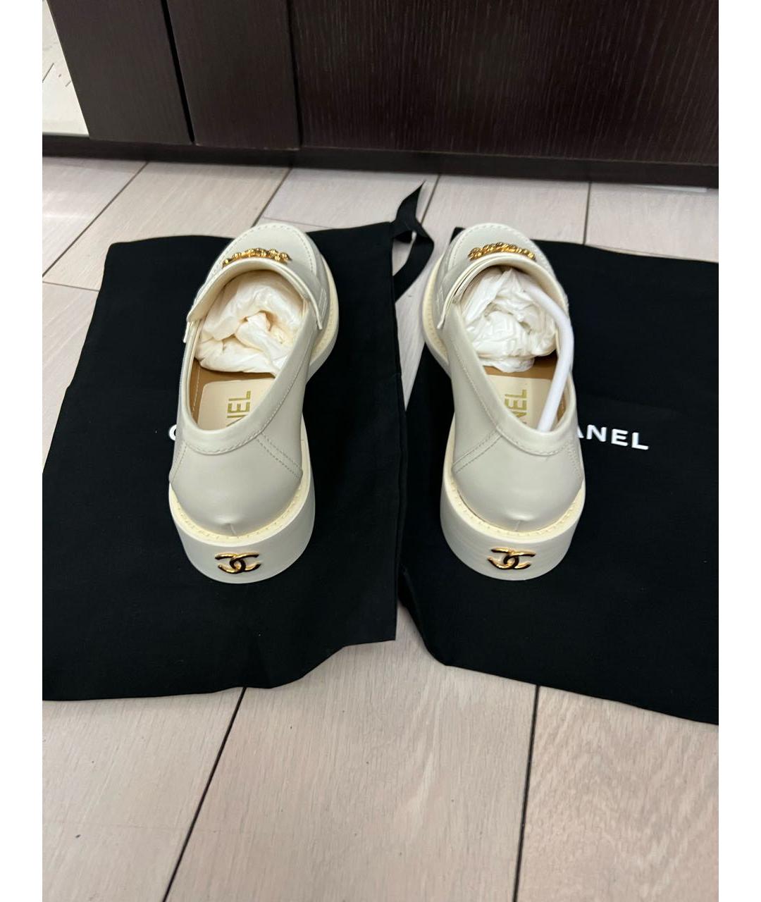 CHANEL Белые кожаные лоферы, фото 3