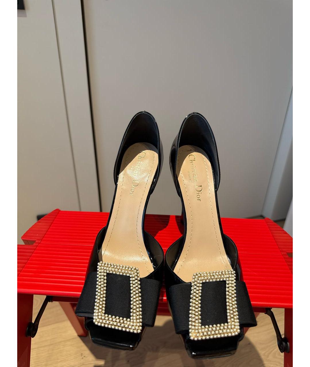 CHRISTIAN DIOR Черные босоножки из лакированной кожи, фото 2