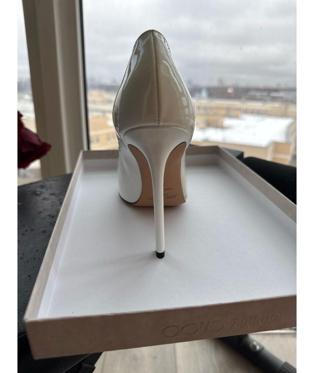 JIMMY CHOO Белые туфли из лакированной кожи, фото 4
