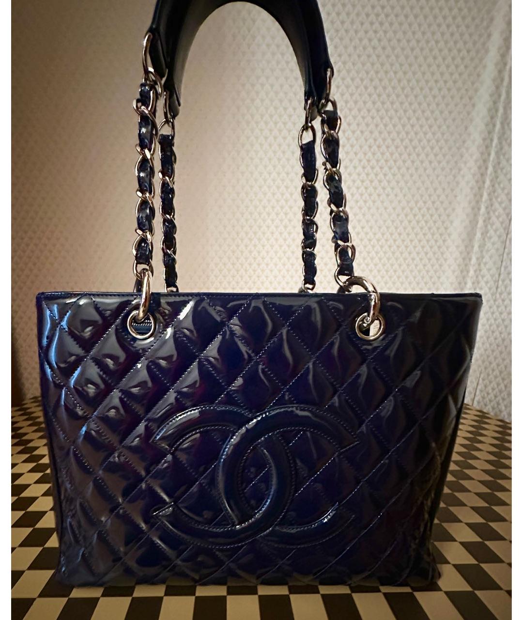 CHANEL Темно-синяя сумка с короткими ручками из лакированной кожи, фото 8