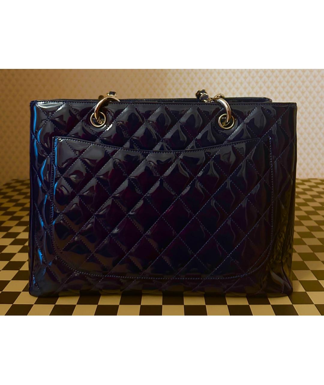 CHANEL Темно-синяя сумка с короткими ручками из лакированной кожи, фото 3