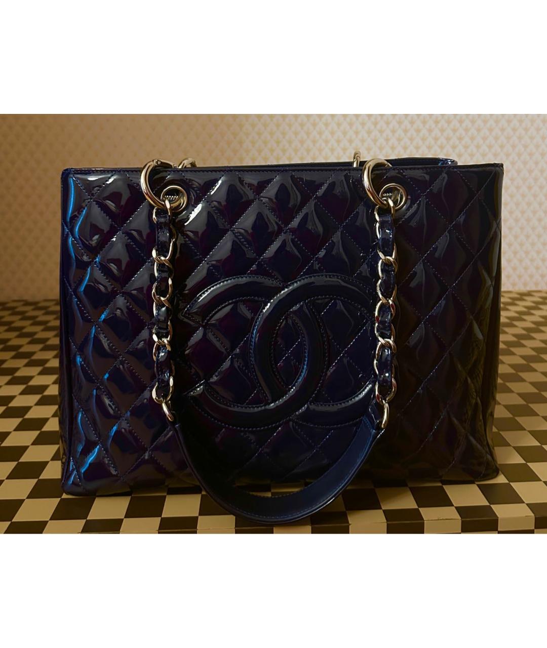 CHANEL Темно-синяя сумка с короткими ручками из лакированной кожи, фото 6