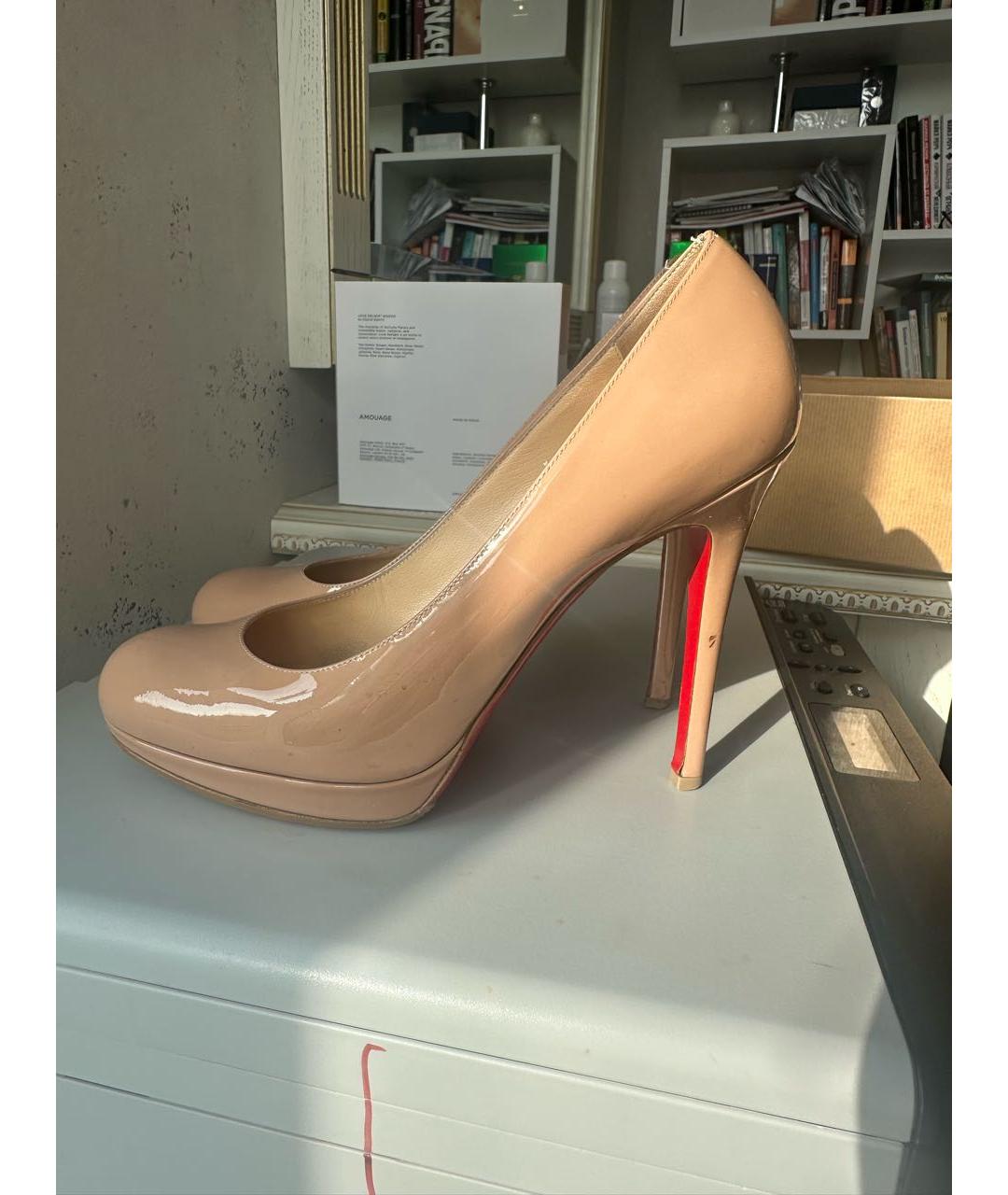 CHRISTIAN LOUBOUTIN Бежевые туфли из лакированной кожи, фото 5