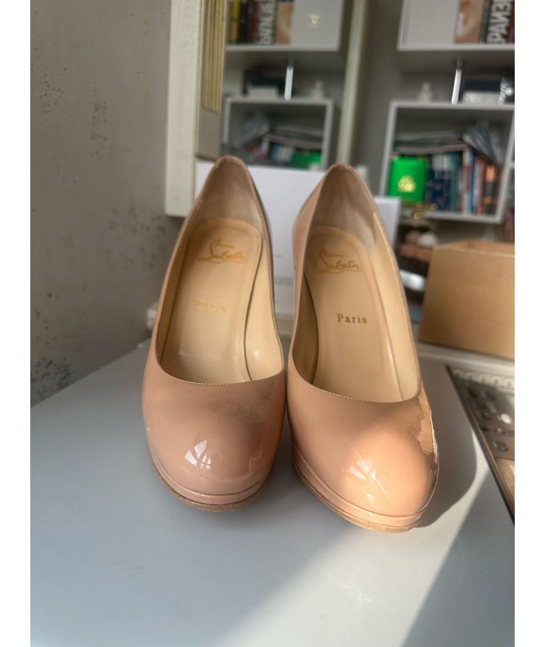 CHRISTIAN LOUBOUTIN Бежевые туфли из лакированной кожи, фото 2