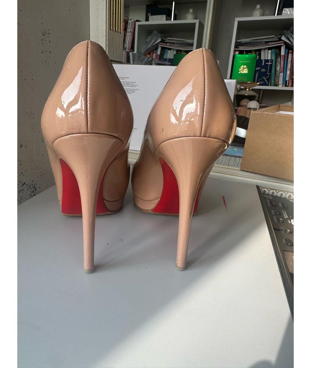 CHRISTIAN LOUBOUTIN Бежевые туфли из лакированной кожи, фото 4