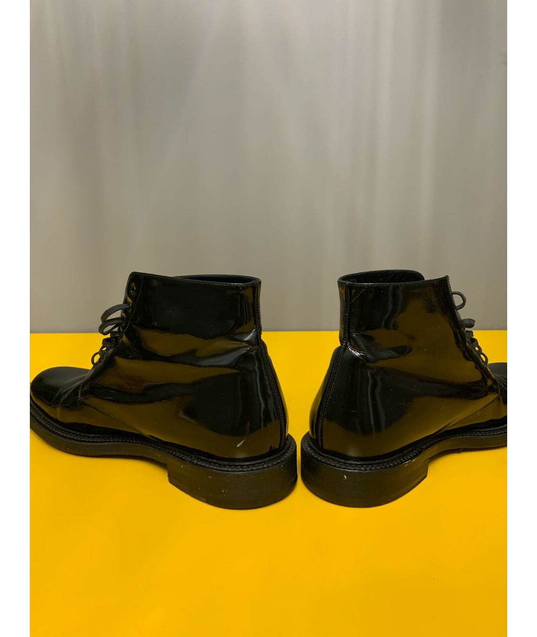 SAINT LAURENT Черные высокие ботинки из лакированной кожи, фото 6