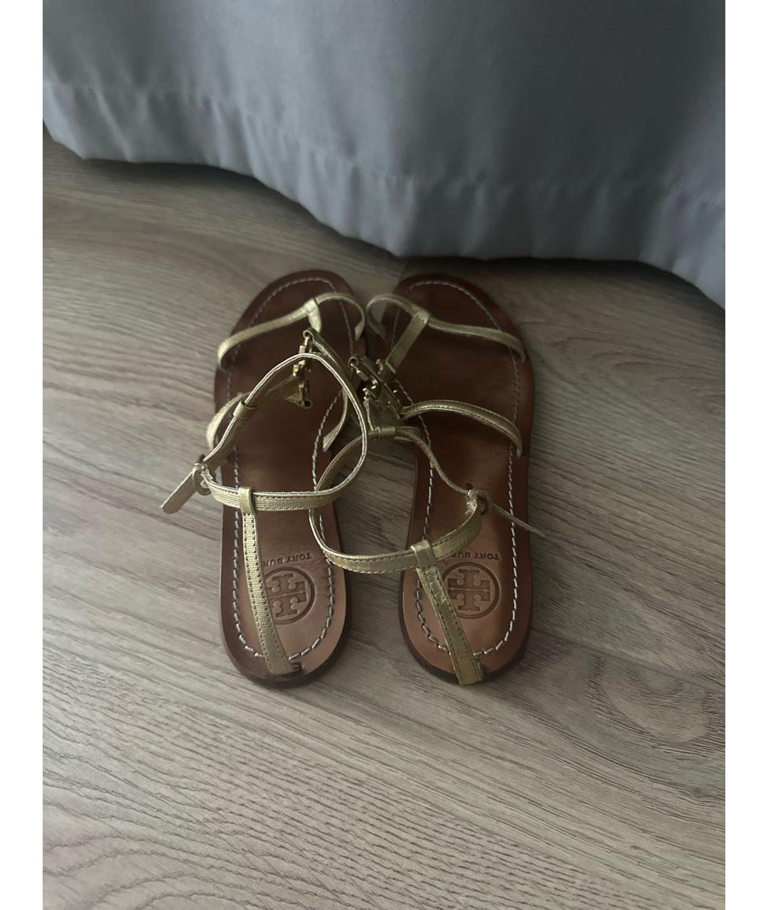 TORY BURCH Золотые кожаные сандалии, фото 4