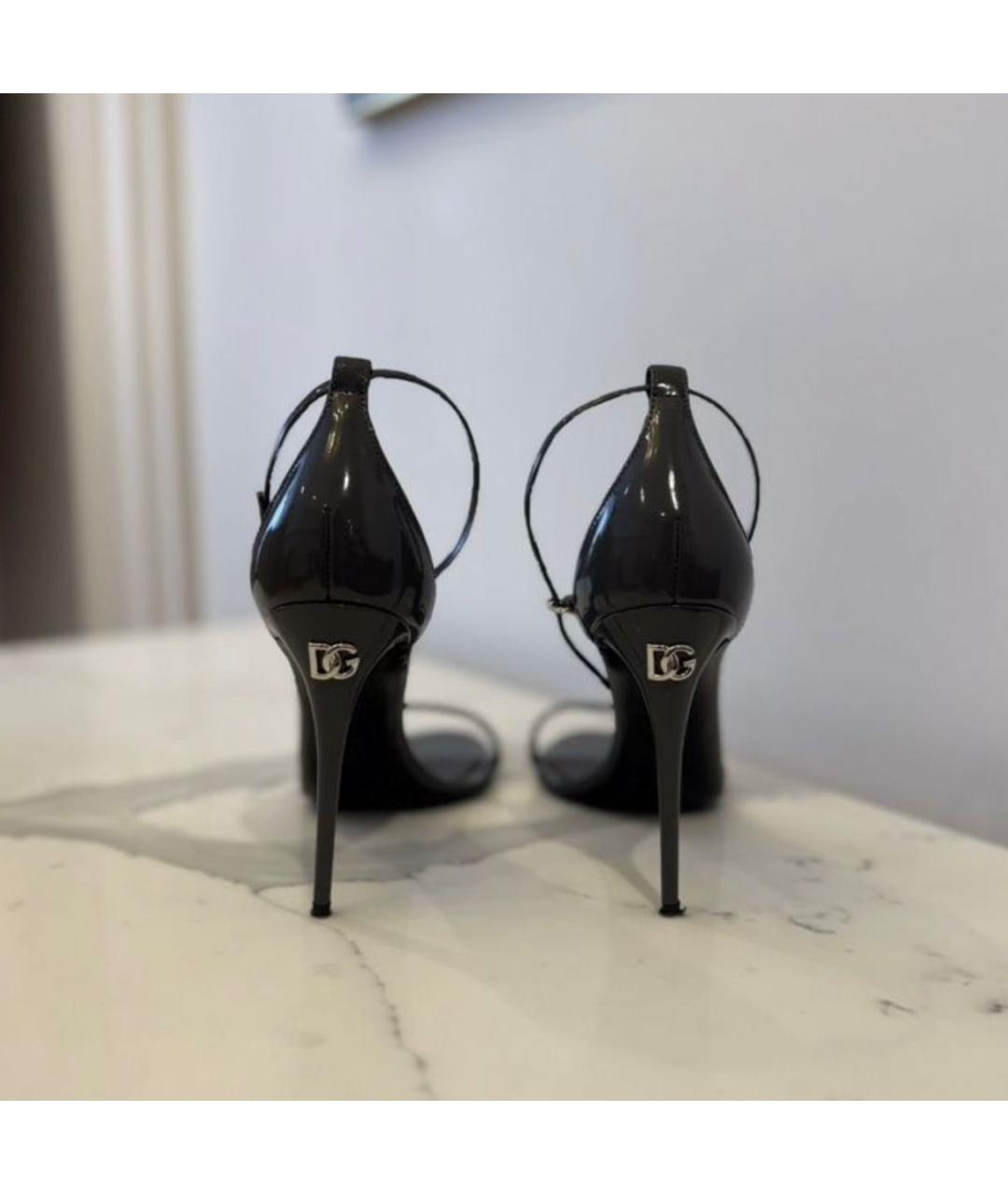 DOLCE&GABBANA Серые босоножки из лакированной кожи, фото 2