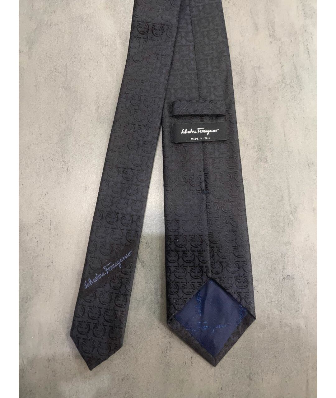 SALVATORE FERRAGAMO Черный шелковый галстук, фото 3