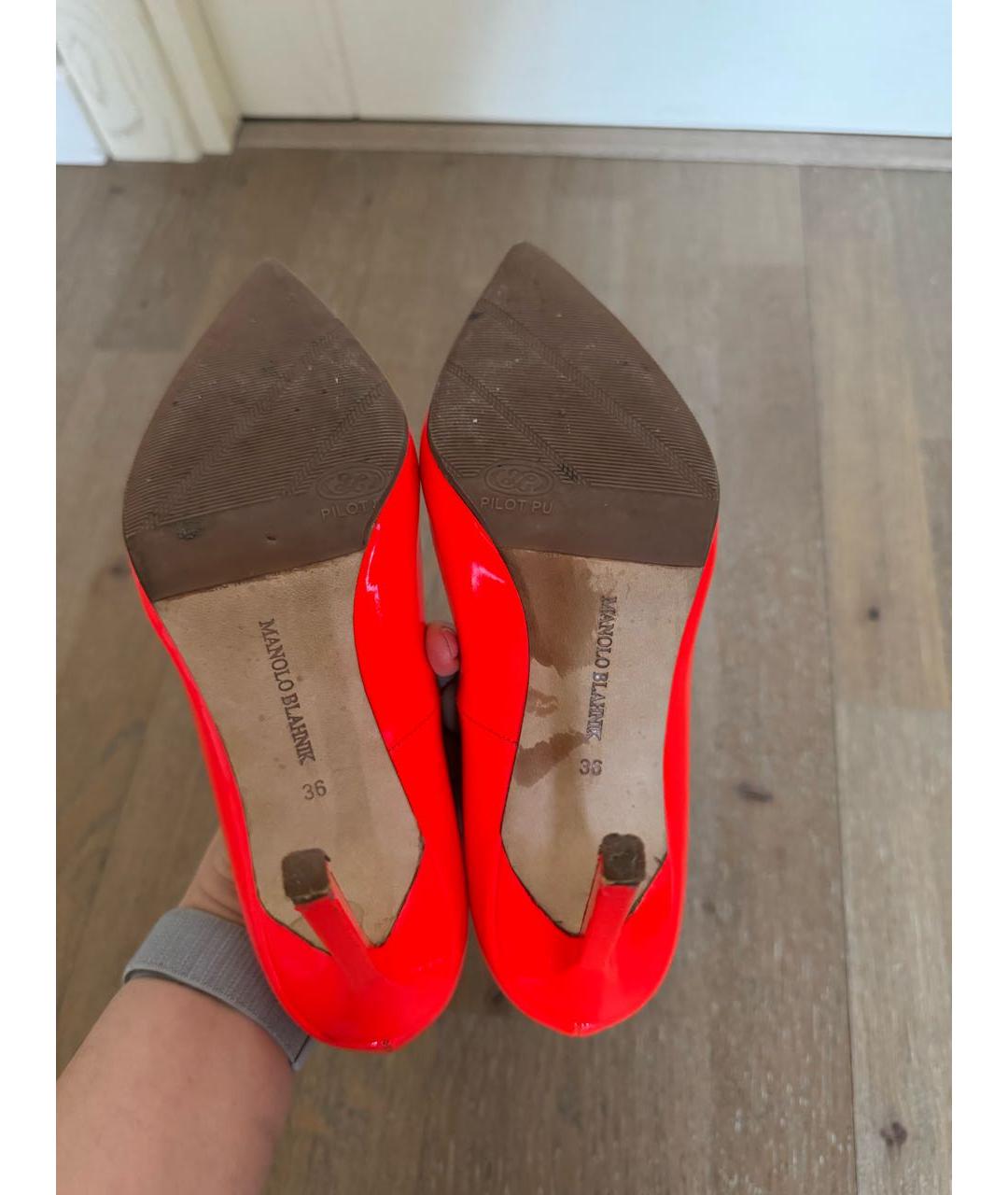 MANOLO BLAHNIK Оранжевые туфли из лакированной кожи, фото 7