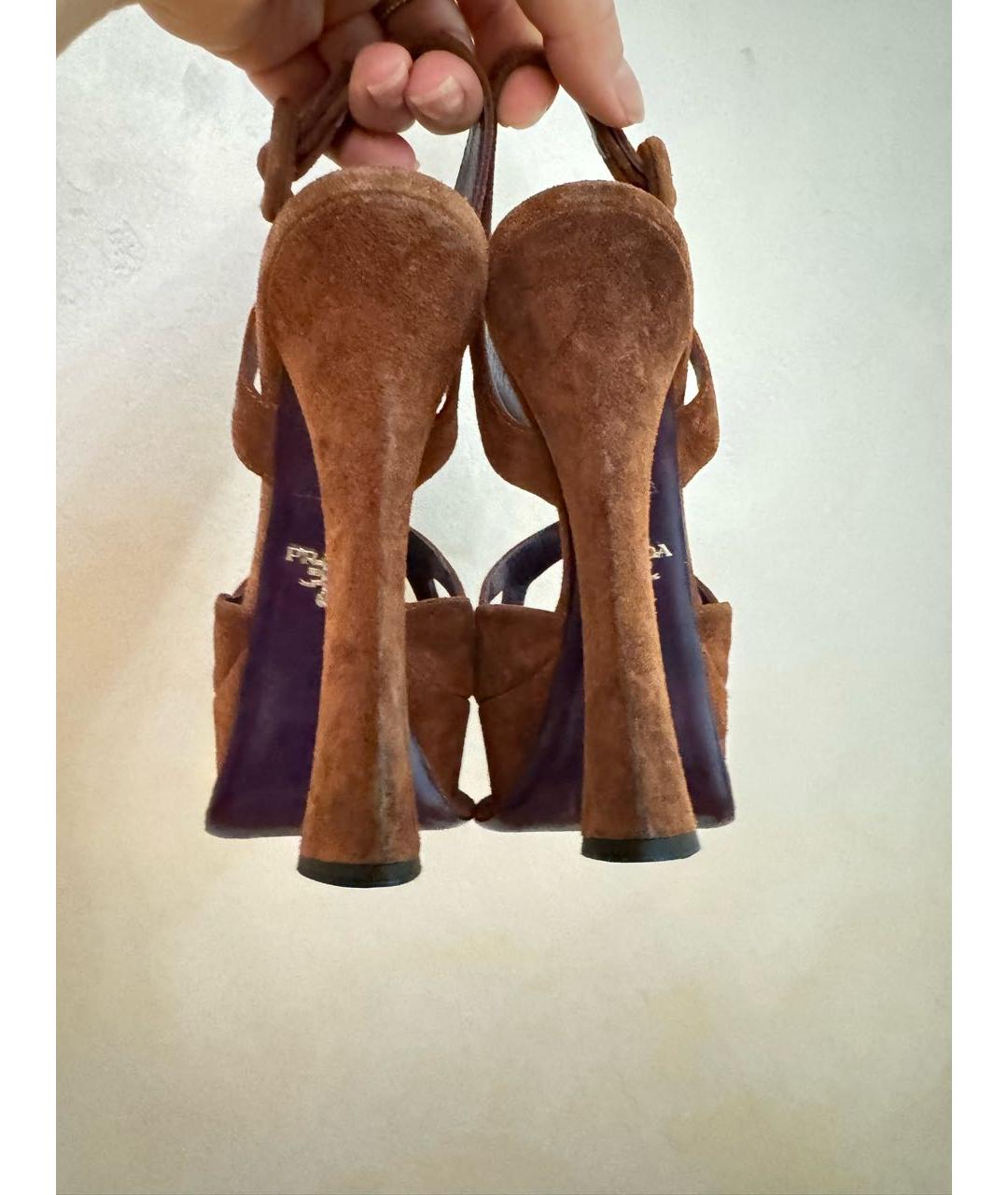 PRADA Коричневые замшевые босоножки, фото 4