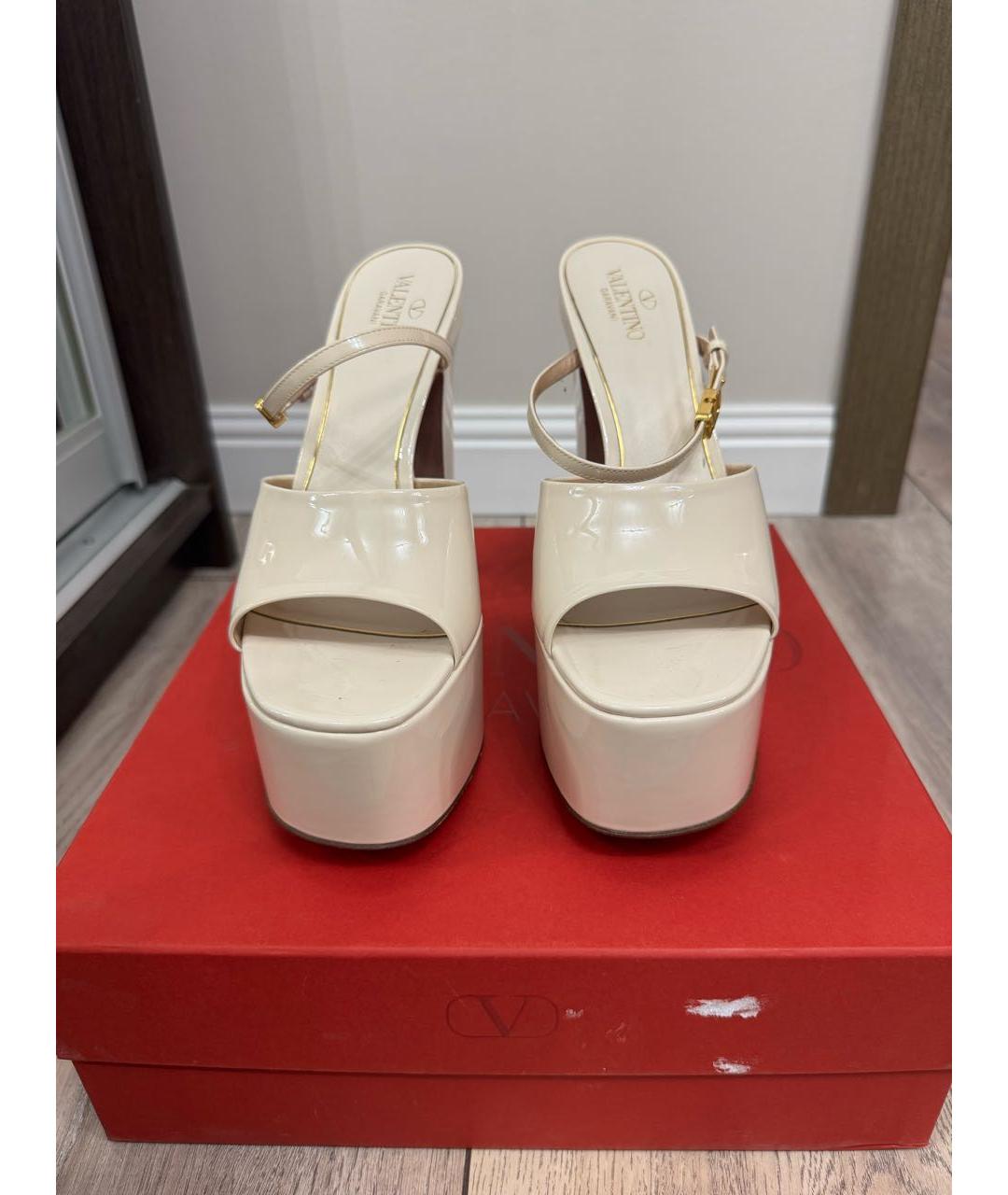 VALENTINO Бежевые босоножки из лакированной кожи, фото 3