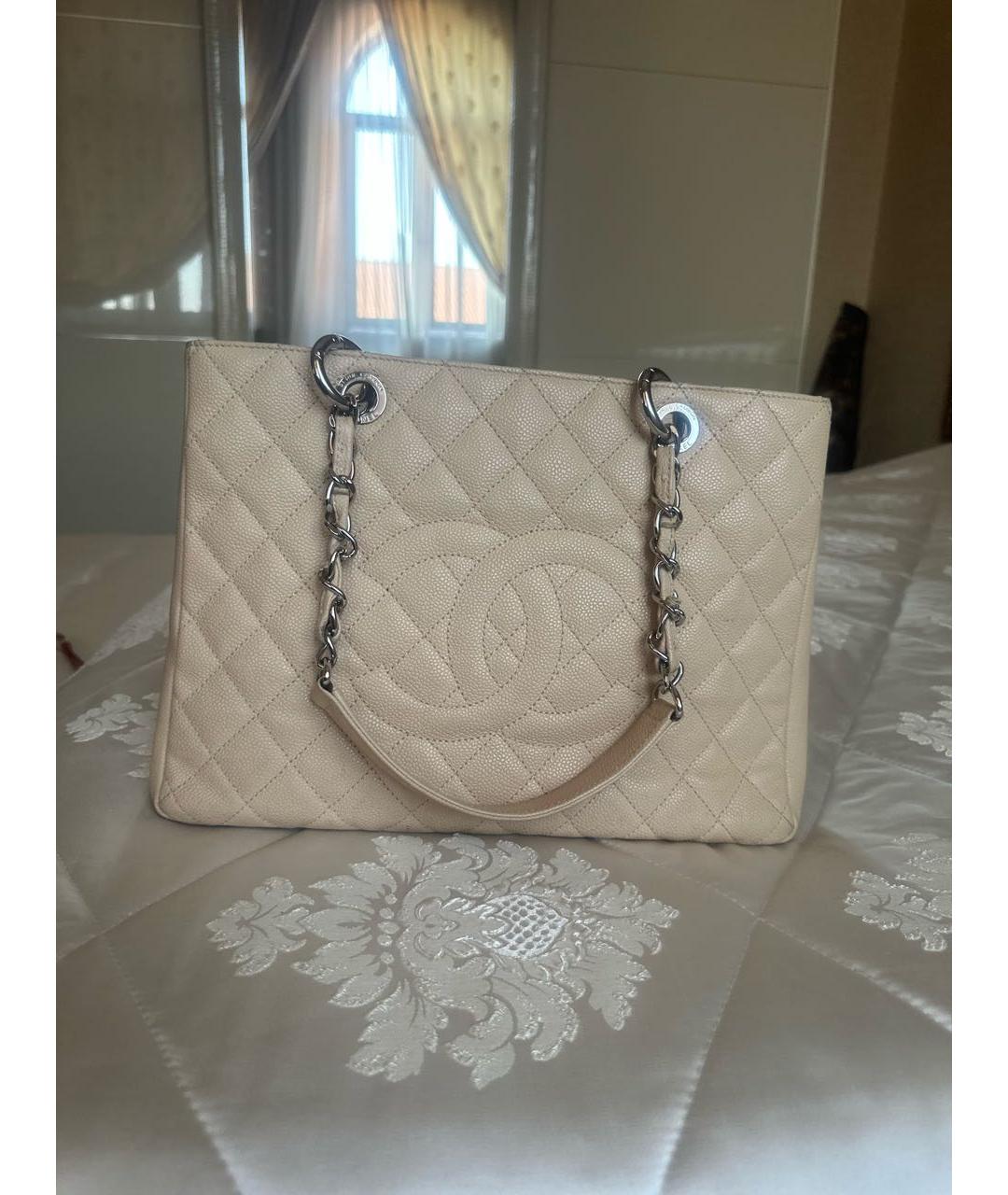 CHANEL Бежевая кожаная сумка с короткими ручками, фото 5