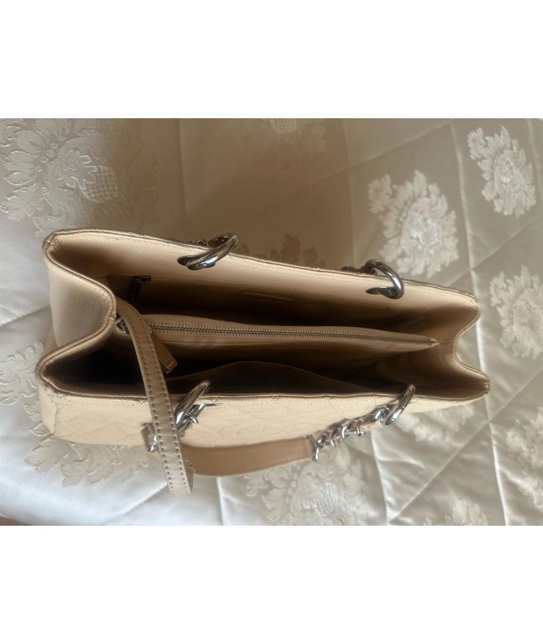 CHANEL Бежевая кожаная сумка с короткими ручками, фото 3