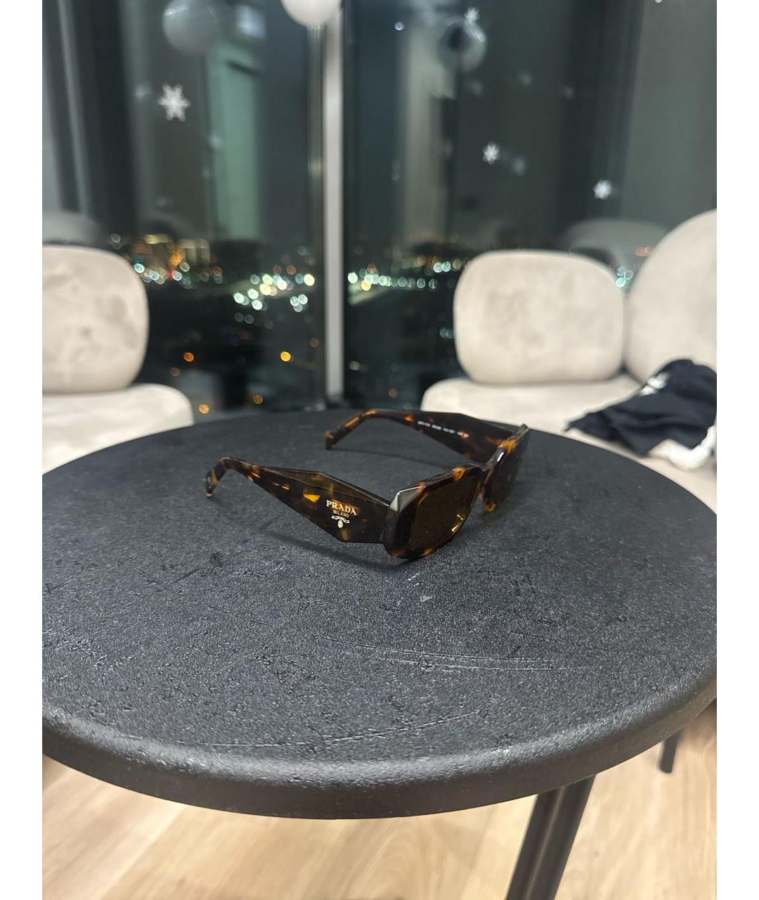 PRADA Коричневые пластиковые солнцезащитные очки, фото 2