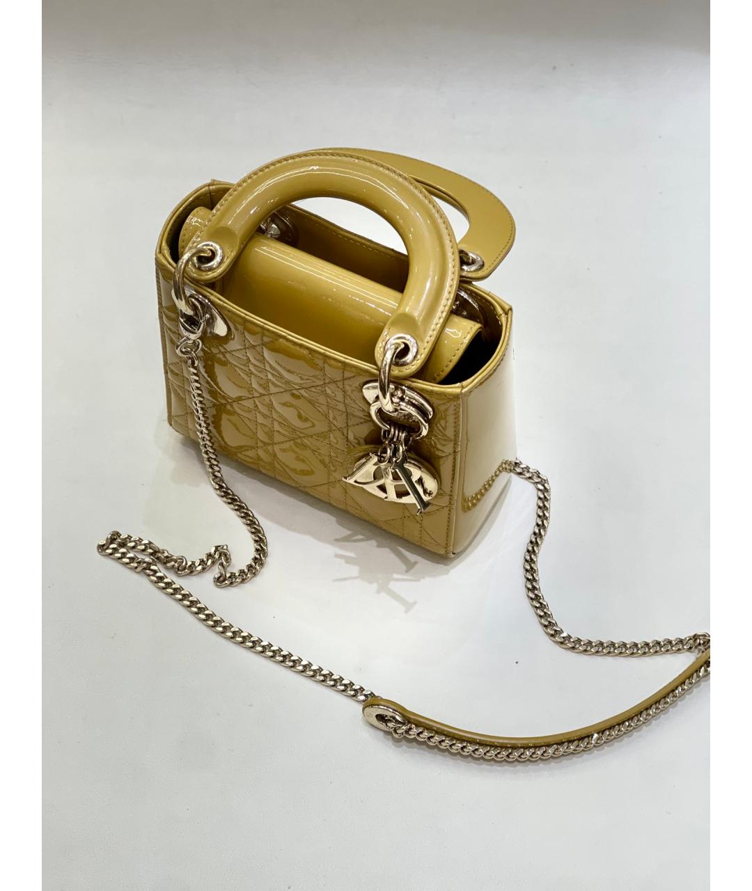 CHRISTIAN DIOR Золотая сумка с короткими ручками из лакированной кожи, фото 6