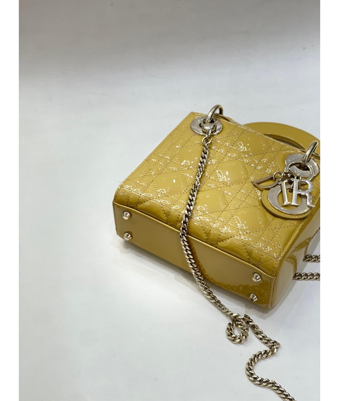 CHRISTIAN DIOR Золотая сумка с короткими ручками из лакированной кожи, фото 4