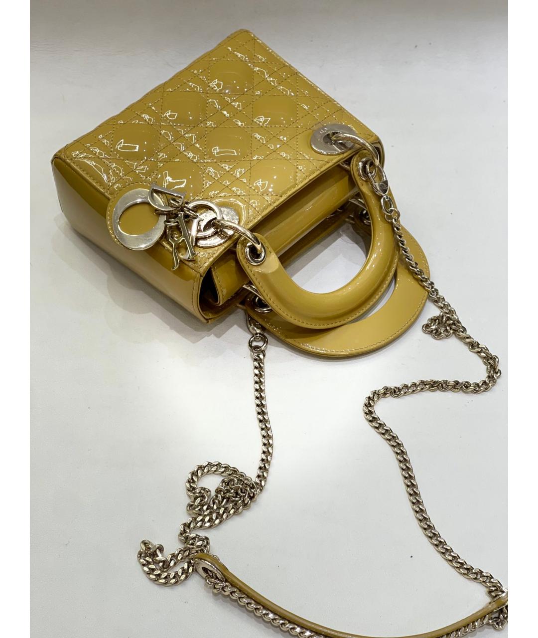 CHRISTIAN DIOR Золотая сумка с короткими ручками из лакированной кожи, фото 5