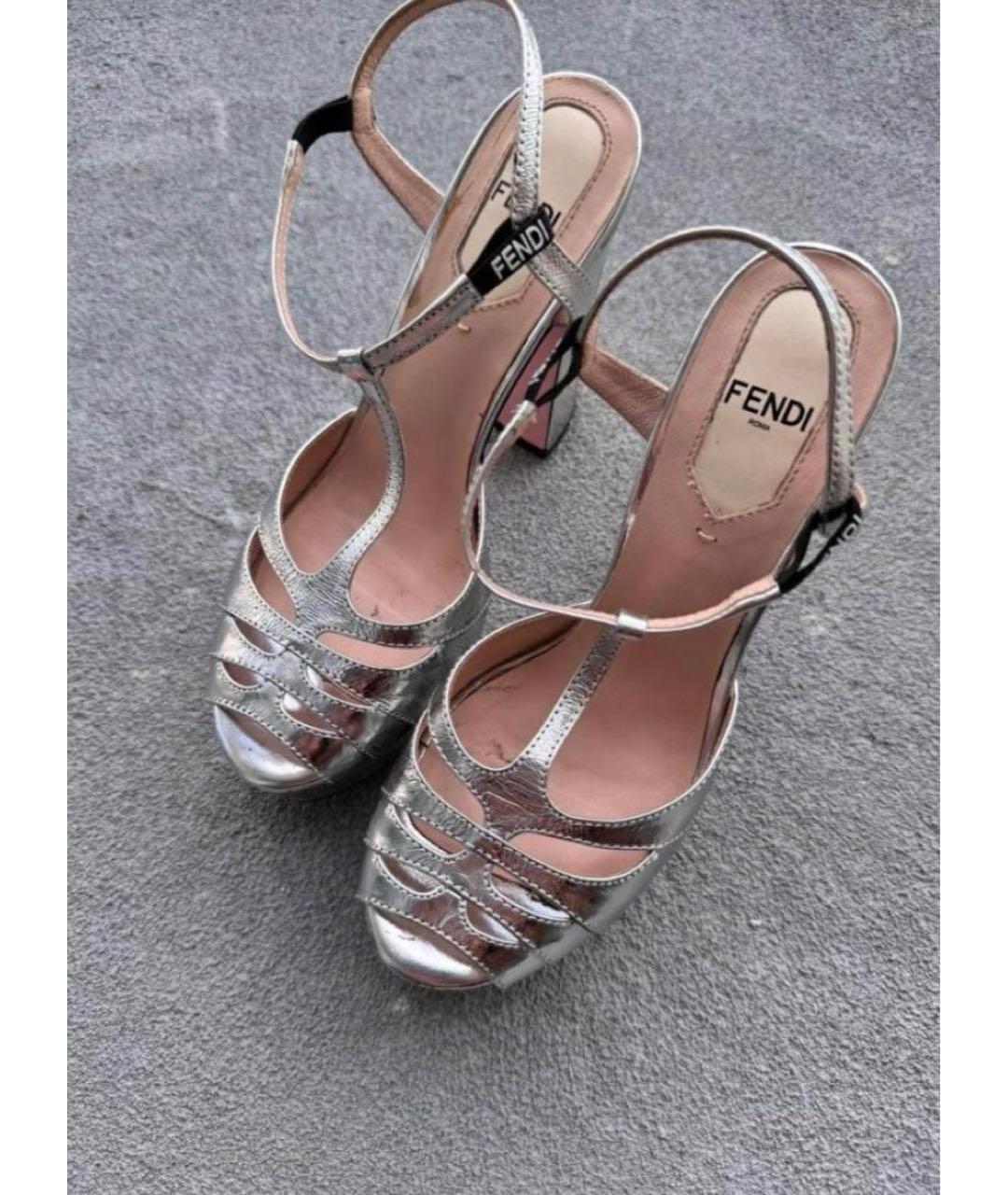 FENDI Серебряные босоножки из искусственной кожи, фото 2