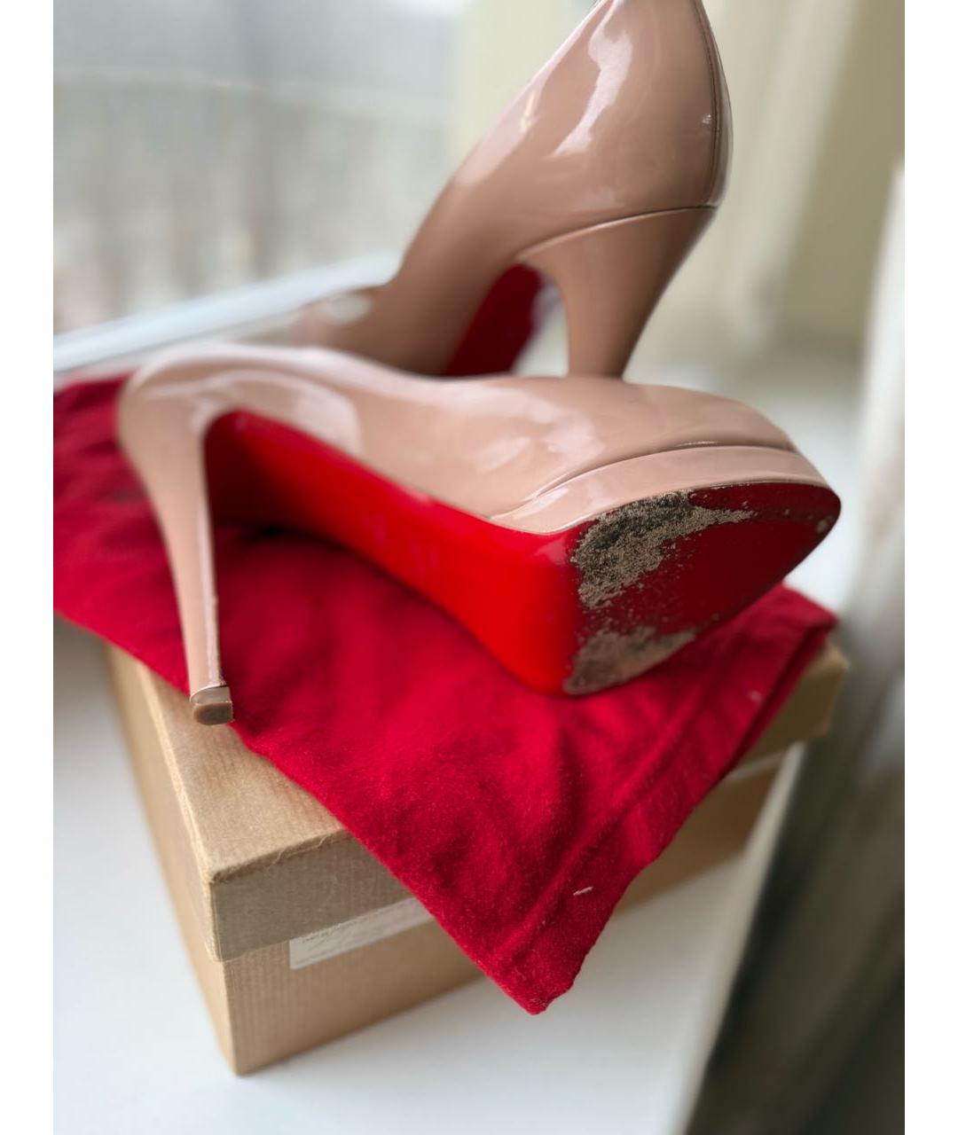 CHRISTIAN LOUBOUTIN Бежевые туфли из лакированной кожи, фото 6