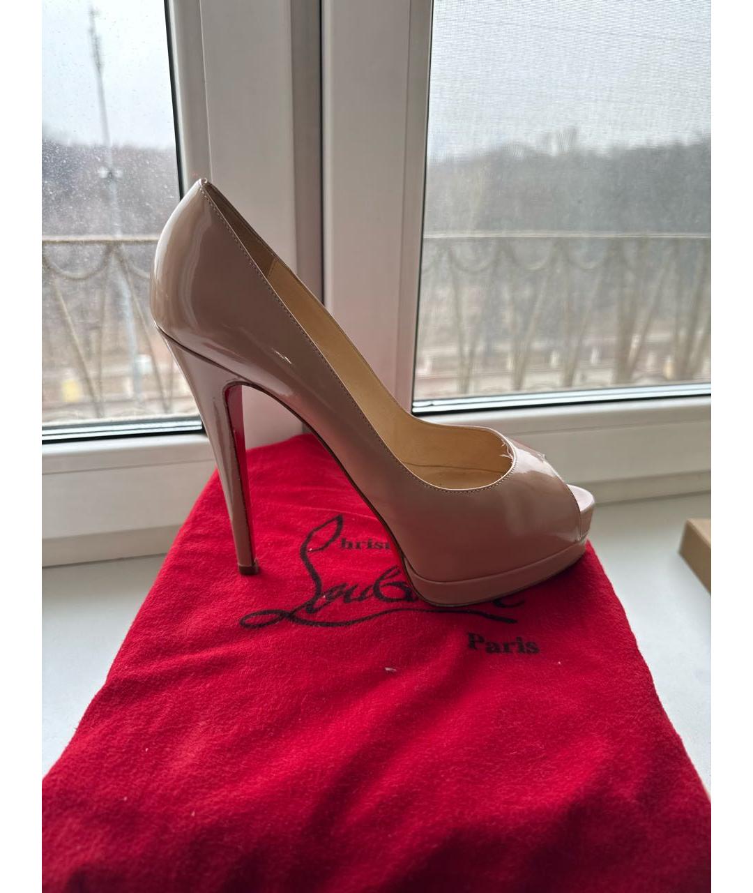 CHRISTIAN LOUBOUTIN Бежевые туфли из лакированной кожи, фото 8
