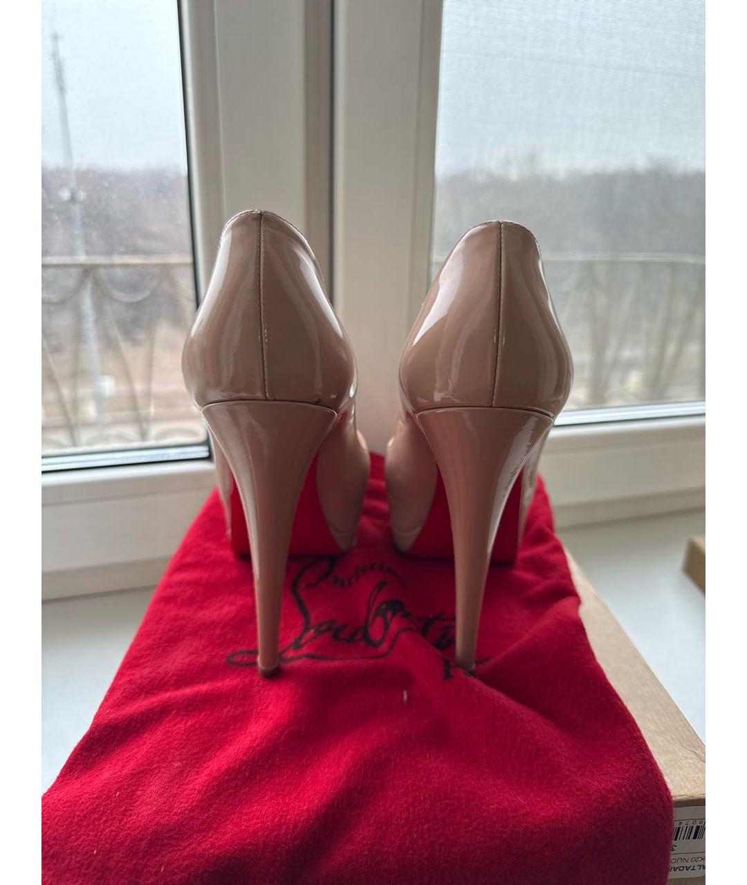 CHRISTIAN LOUBOUTIN Бежевые туфли из лакированной кожи, фото 4