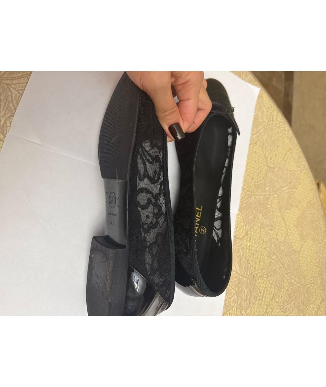CHANEL Черные балетки из лакированной кожи, фото 5
