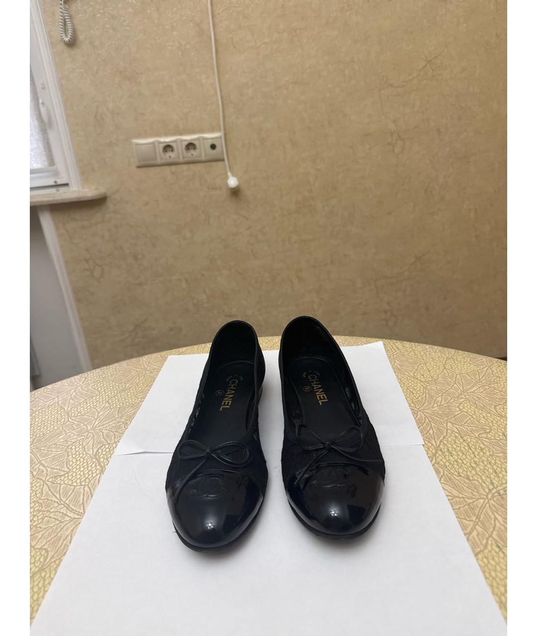 CHANEL Черные балетки из лакированной кожи, фото 2