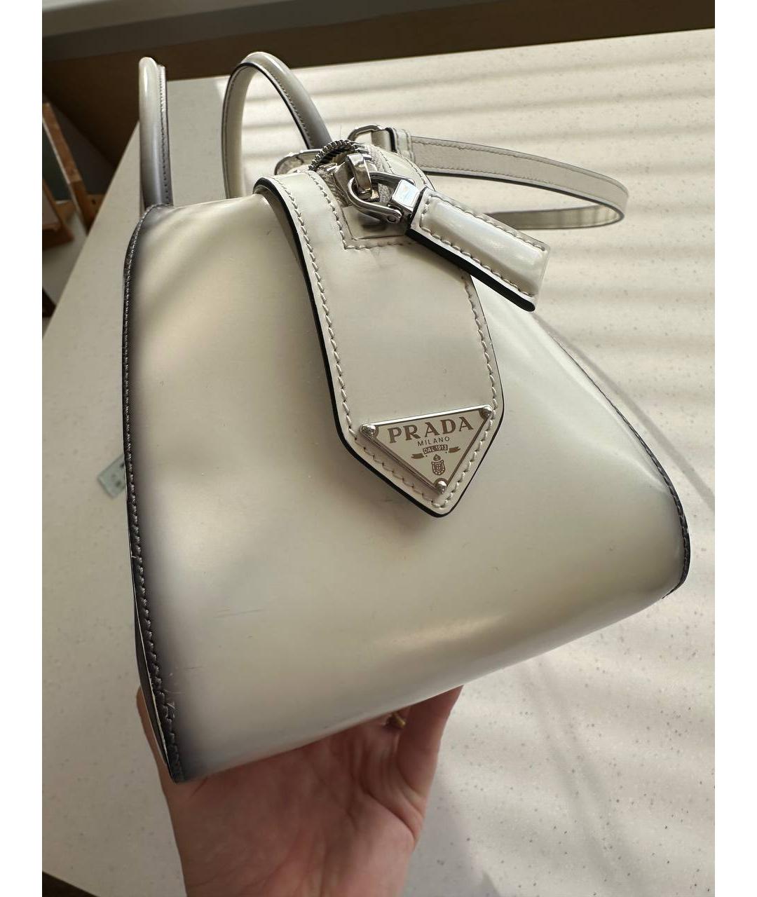 PRADA Белая сумка с короткими ручками из лакированной кожи, фото 4