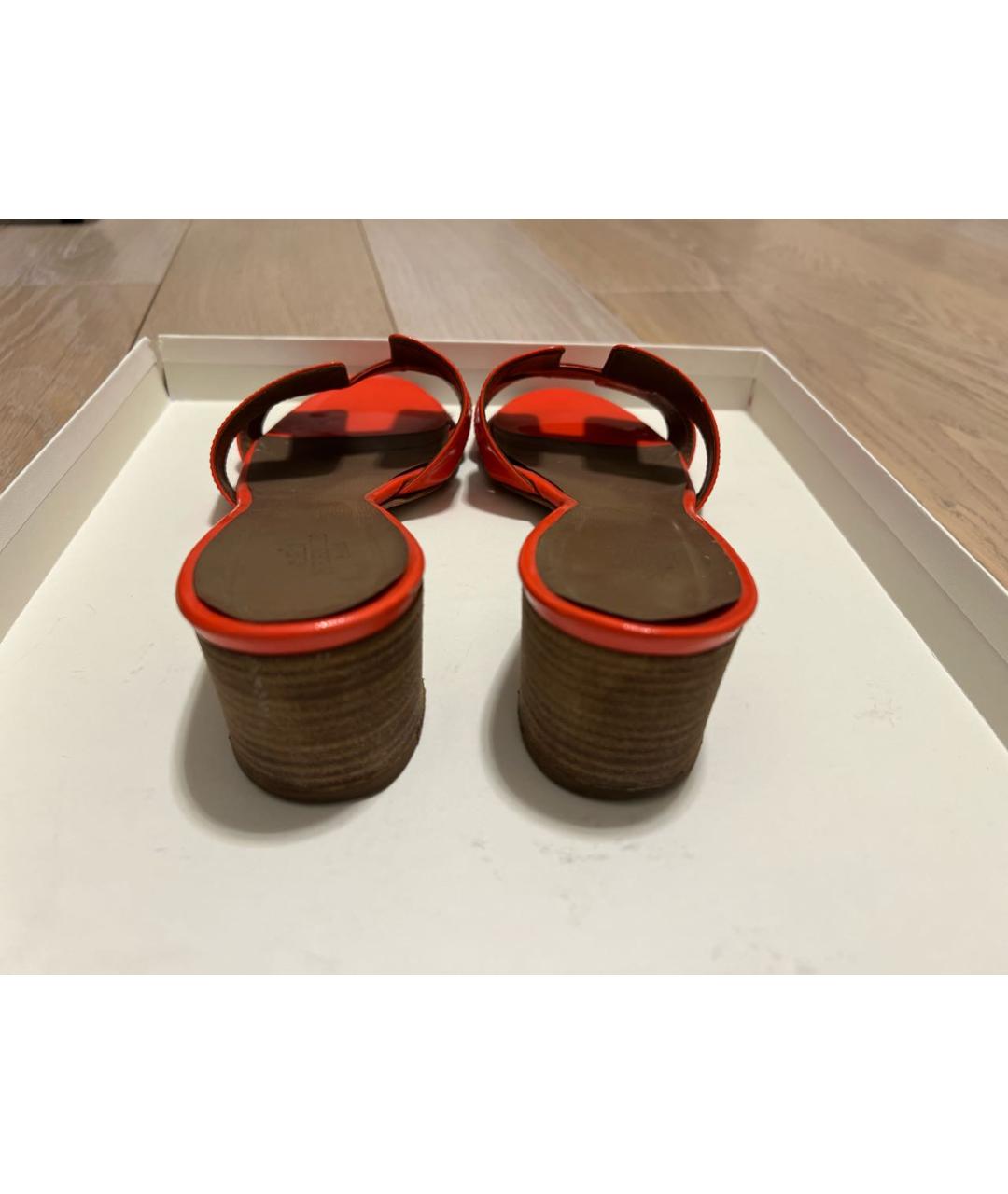 HERMES Коралловые шлепанцы из лакированной кожи, фото 3