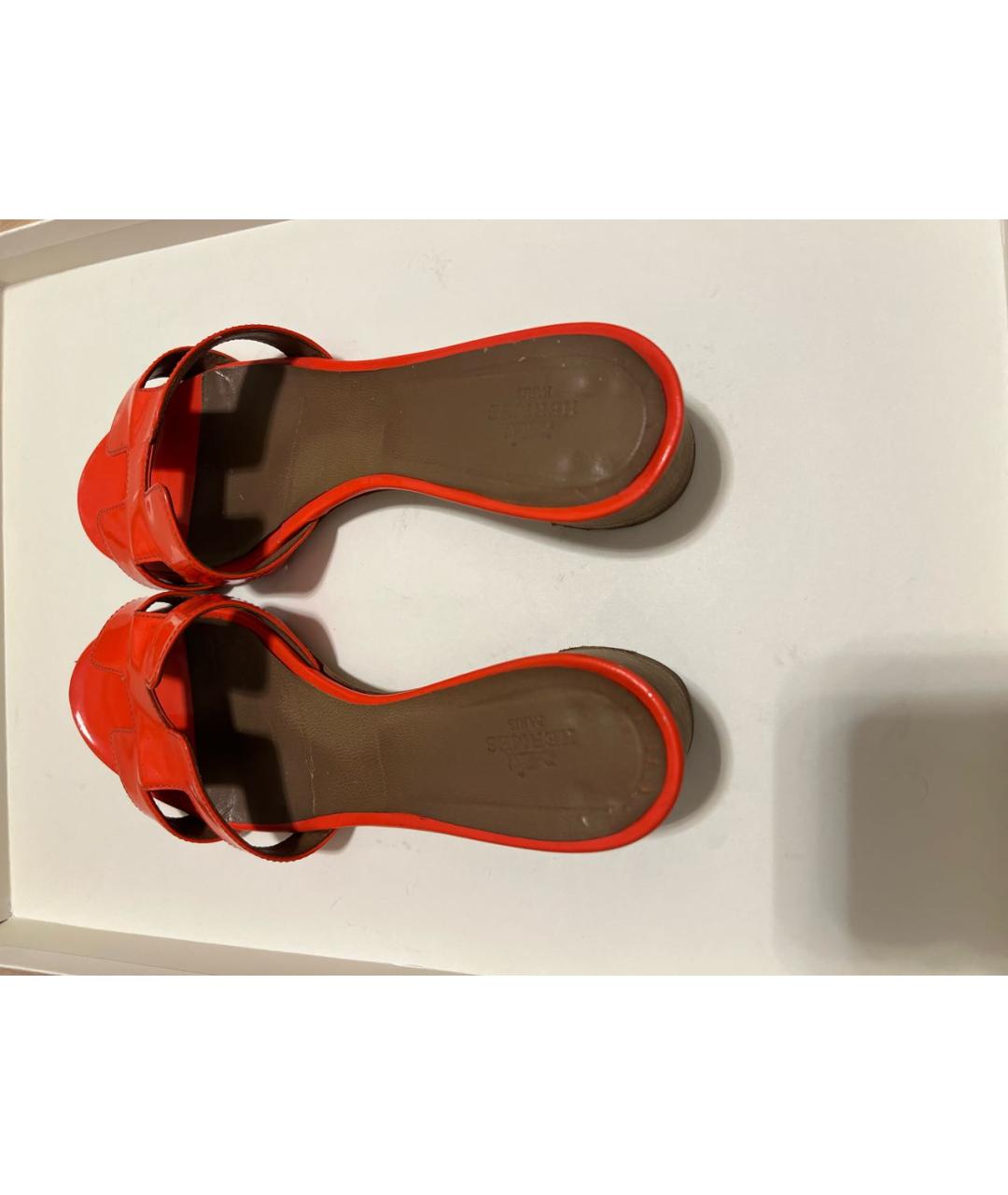 HERMES Коралловые шлепанцы из лакированной кожи, фото 4