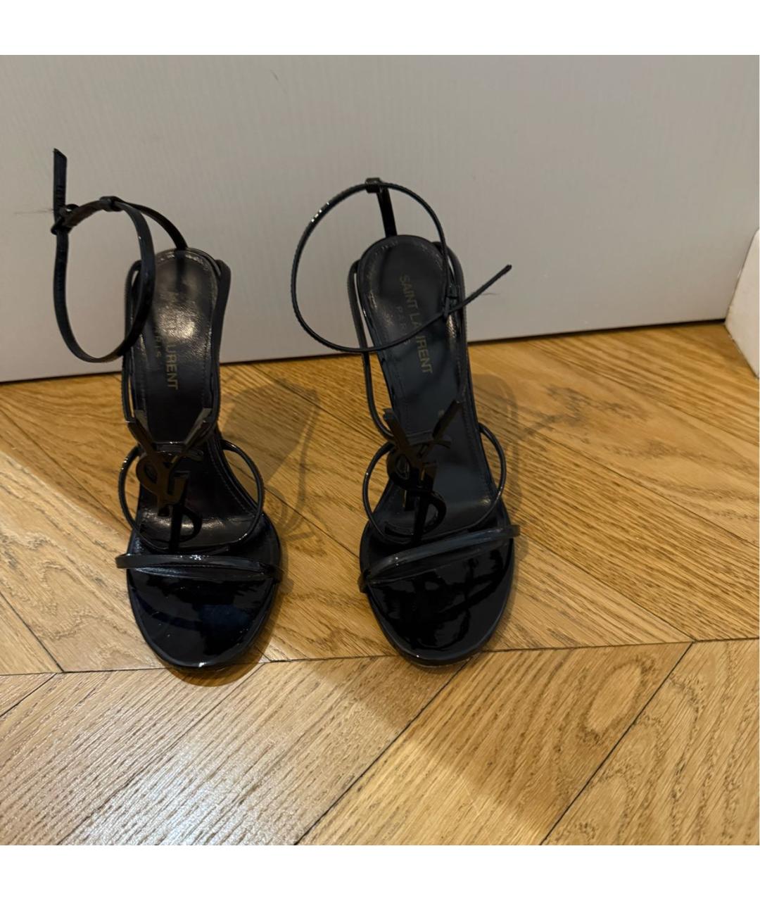 SAINT LAURENT Черные босоножки из лакированной кожи, фото 2