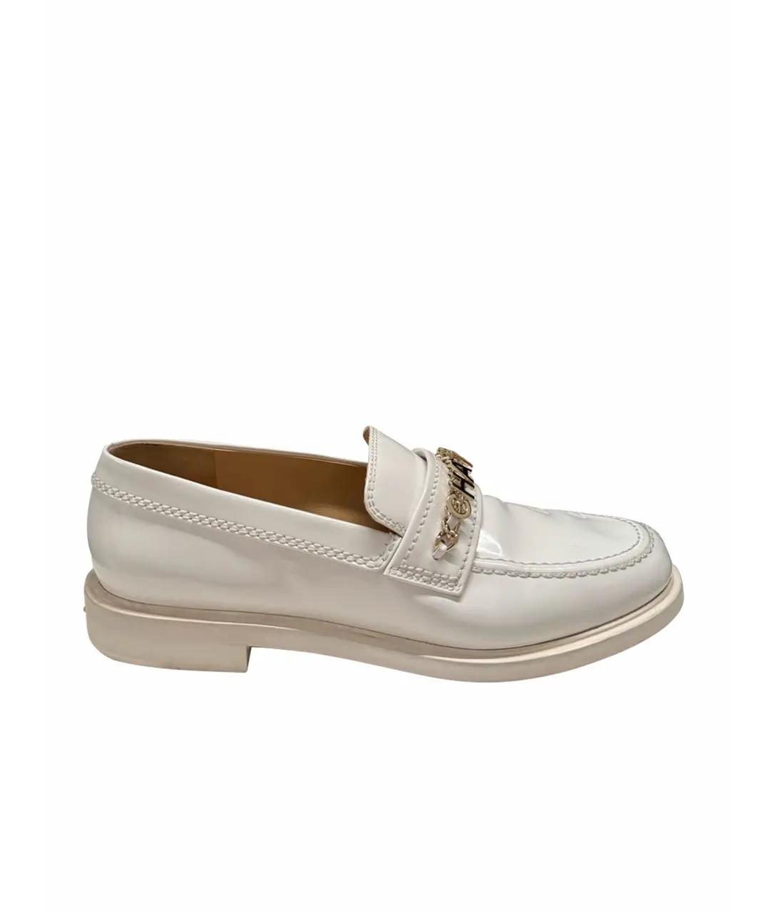 CHANEL Белые лоферы из лакированной кожи, фото 1