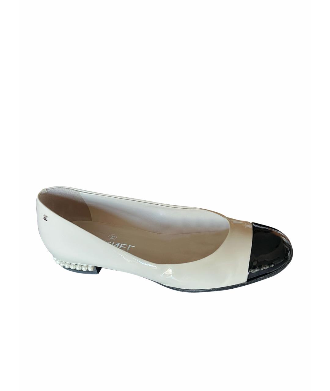 CHANEL Бежевые балетки из лакированной кожи, фото 1
