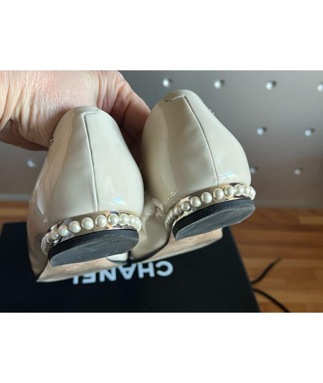 CHANEL Бежевые балетки из лакированной кожи, фото 4