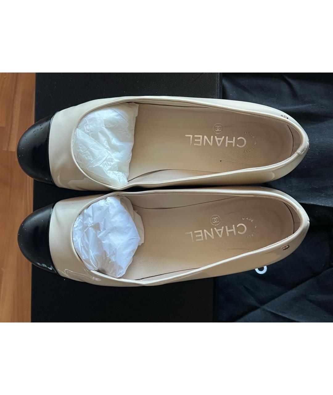 CHANEL Бежевые балетки из лакированной кожи, фото 2