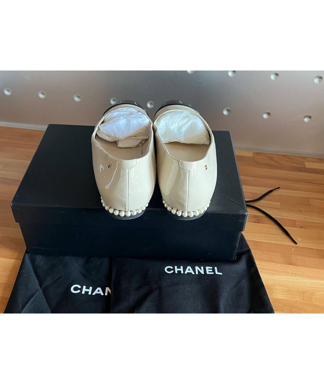 CHANEL Бежевые балетки из лакированной кожи, фото 3