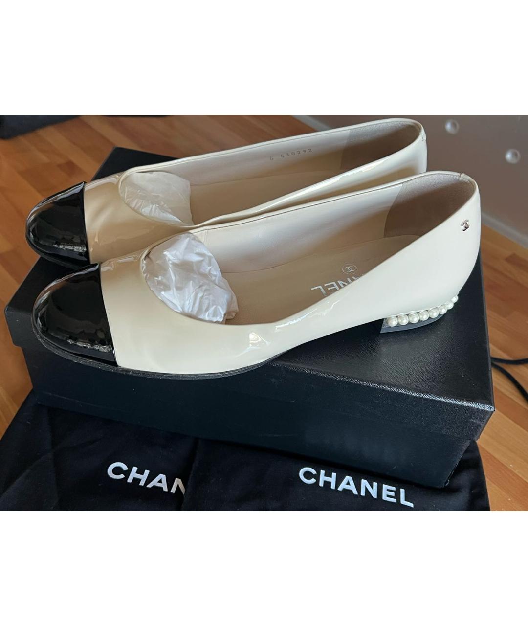 CHANEL Бежевые балетки из лакированной кожи, фото 5