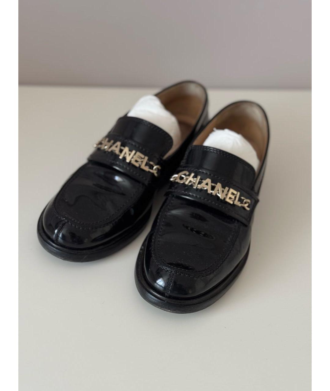 CHANEL Черные лоферы из лакированной кожи, фото 2